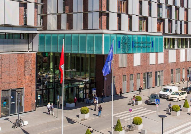 uke_neues_klinikum_eingang UKE Gebäude O 10, Aussenaufnahmen, auch vom Hubwagen, das Format ist angelegt zum Beschnitt um ein extremes Querformat zu generieren.
© Axel Kirchhof